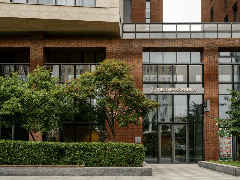 Маршрут к клинике — вход в здание